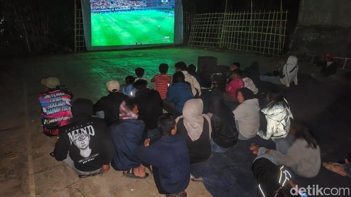 Warga Cilumber, Desa Cibogo, Kecamatan Lembang, Kabupaten Bandung Barat nobar Persib vs Persebaya di lapangan voli