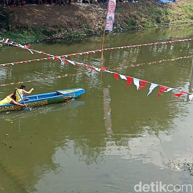 Rayakan HUT ke-81 RI, Warga Tulungagung Adu Dayung di Sungai Ngrowo