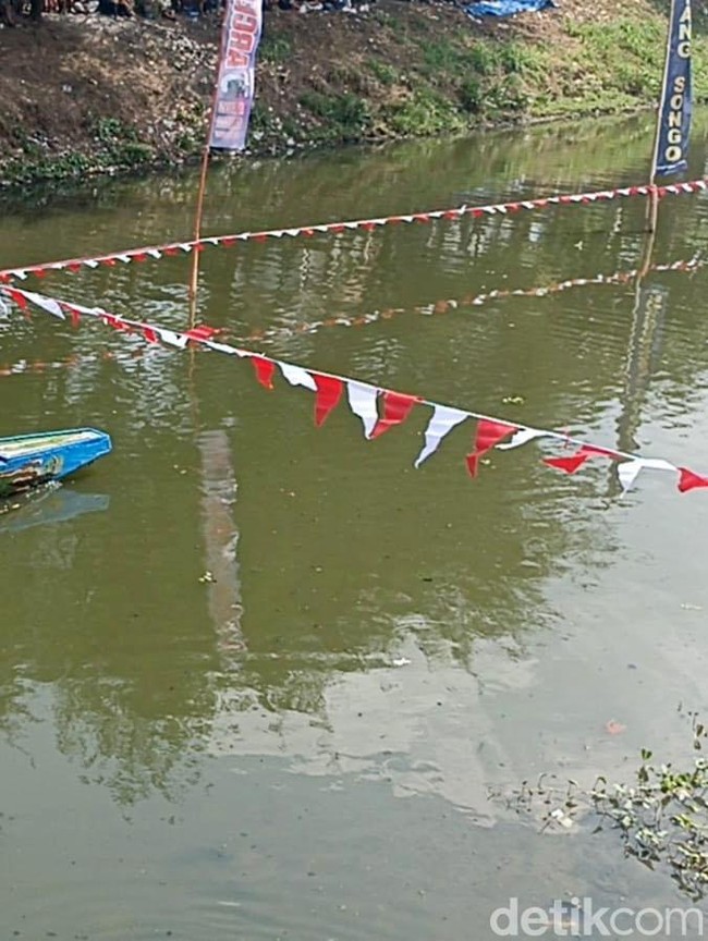 Rayakan HUT ke-81 RI, Warga Tulungagung Adu Dayung di Sungai Ngrowo