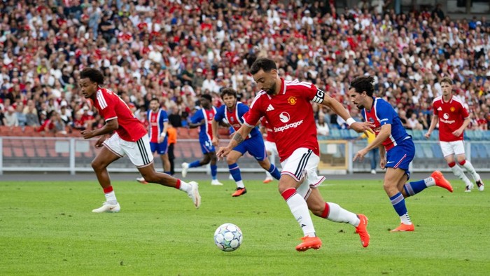 PARIS, FRANCE - AUGUST 08: Bruno Fernandes of Manchester United in action during the pre-season friendly match between Paris Saint-Germain and Manchester United at Parc des Princes on August 08, 2026 in Paris, France. (Photo by Ash Donelon/Manchester United via Getty Images)