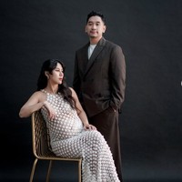 Penampilan Adinda Thomas di pemotretan maternity terbaru curi atensi. Adinda tampil seksi pakai dress putih, sementara suaminya, Raka Akmal, kenakan setelan blazer berwarna coklat gelap. Penampilannya terlihat santai dipadukan dengan kaos putih. Foto: Instagram/@adindathomas