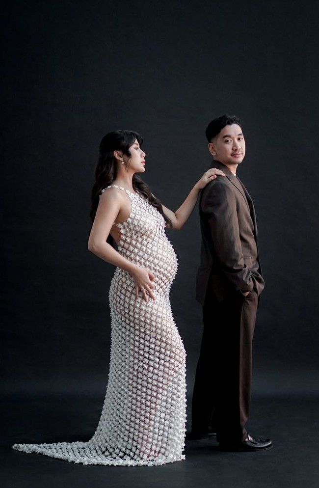 Jelang persalinan, Adinda tampak memamerkan baby bump di perutnya yang sudah semakin besar. Pesona bumil pun makin terpancar di diri artis 33 tahun itu. Foto: Instagram/@adindathomas