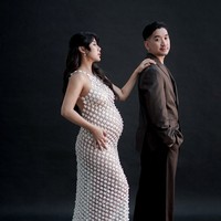 Jelang persalinan, Adinda tampak memamerkan baby bump di perutnya yang sudah semakin besar. Pesona bumil pun makin terpancar di diri artis 33 tahun itu. Foto: Instagram/@adindathomas