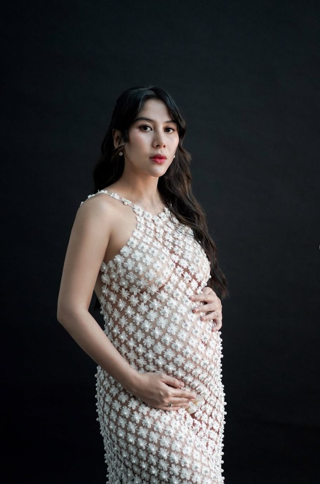 Curi atensi, dress yang dikenakan Adinda tampak menerawang. Dress tersebut memiliki material atau aplikasi bunga-bunga 3D yang memenuhi hampir seluruh permukaan gaun. Motif bunganya berukuran kecil dan tersusun rapat sehingga menciptakan tekstur yang tampak seperti hamparan bunga putih. Foto: Instagram/@adindathomas