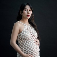 8 Gaya Adinda Thomas di Maternity Shoot Terbaru, Seksi Pakai Dress Menerawang
