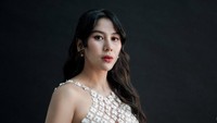 8 Gaya Adinda Thomas di Maternity Shoot Terbaru, Seksi Pakai Dress Menerawang