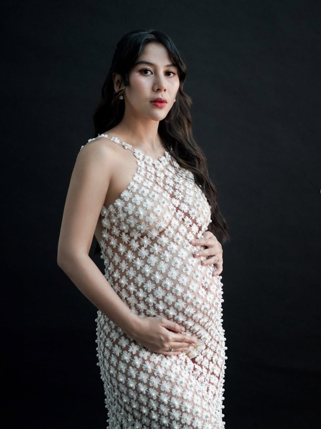 8 Gaya Adinda Thomas di Maternity Shoot Terbaru, Seksi Pakai Dress Menerawang