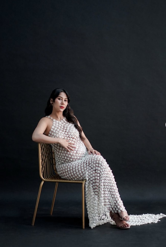 Gaun tersebut memiliki potongan sleeveless dengan bagian bahu terbuka. Tali bahunya dibuat tipis dan juga dihiasi aplikasi bunga kecil. Di antara aplikasi bunga terdapat sedikit ruang transparan yang memberikan kesan semi-sheer atau semi-transparan. Foto: Instagram/@adindathomas