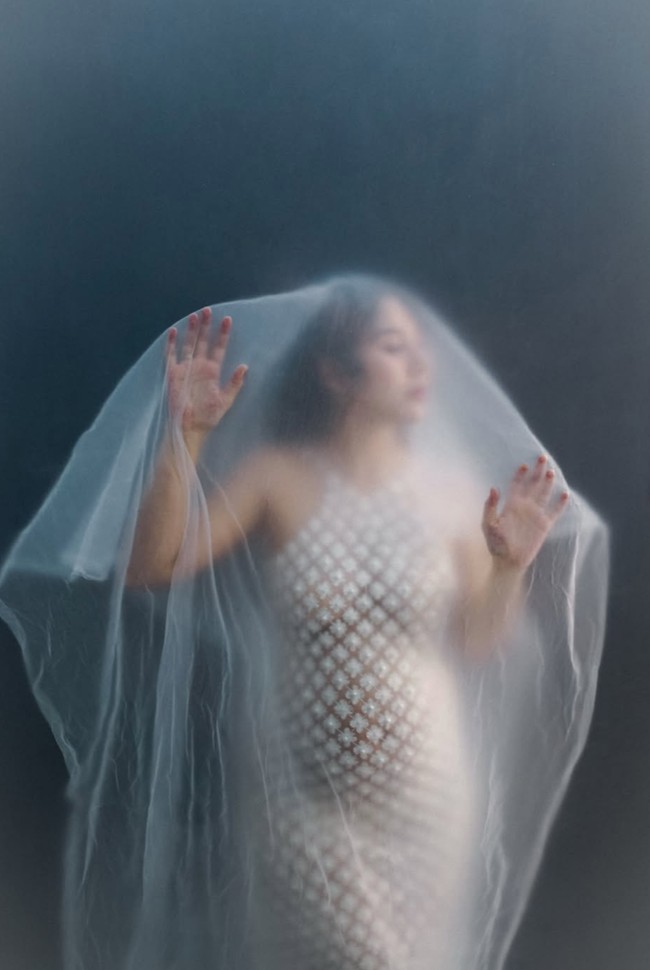 Dalam beberapa foto terlihat Adinda yang mengenakan veil sebagai tambahan yang membuat fotonya lebih estetik. Diketahui dress yang dikenakan Adinda berasal dari desainer Bramanta Wijaya. Foto: Instagram/@adindathomas