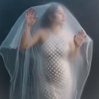Dalam beberapa foto terlihat Adinda yang mengenakan veil sebagai tambahan yang membuat fotonya lebih estetik. Diketahui dress yang dikenakan Adinda berasal dari desainer Bramanta Wijaya. Foto: Instagram/@adindathomas