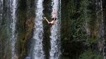 Aksi Ekstrem Lompat Air Terjun Pliva Semarakkan Musim Panas di Bosnia