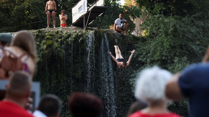A competitor takes part in the annual International Waterfall Jumping Competition held at Pliva Waterfall in the old town of Jajce, Bosnia and Herzegovina, August 8, 2026. REUTERS/Amel Emric     TPX IMAGES OF THE DAY