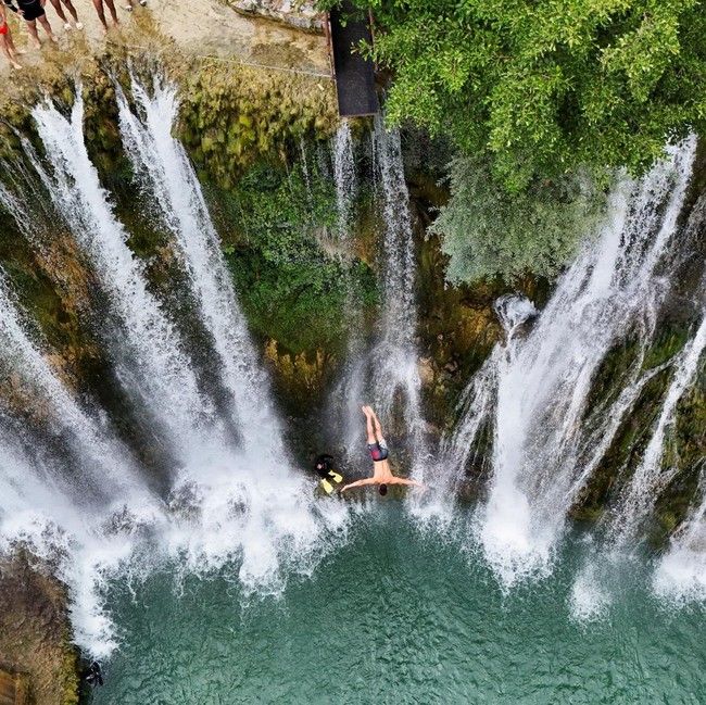Aksi Ekstrem Lompat Air Terjun Pliva Semarakkan Musim Panas di Bosnia