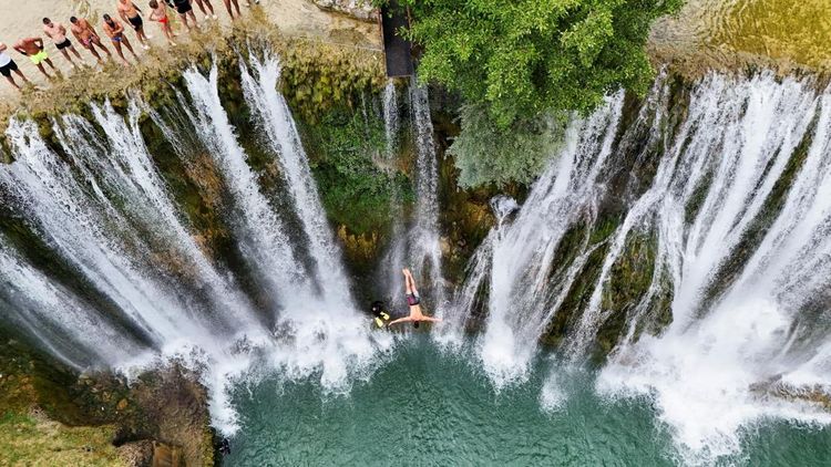 Aksi Ekstrem Lompat Air Terjun Pliva Semarakkan Musim Panas di Bosnia