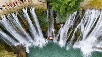 Aksi Ekstrem Lompat Air Terjun Pliva Semarakkan Musim Panas di Bosnia