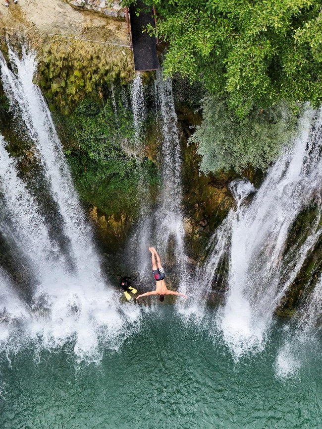 Aksi Ekstrem Lompat Air Terjun Pliva Semarakkan Musim Panas di Bosnia