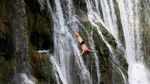 Aksi Ekstrem Lompat Air Terjun Pliva Semarakkan Musim Panas di Bosnia