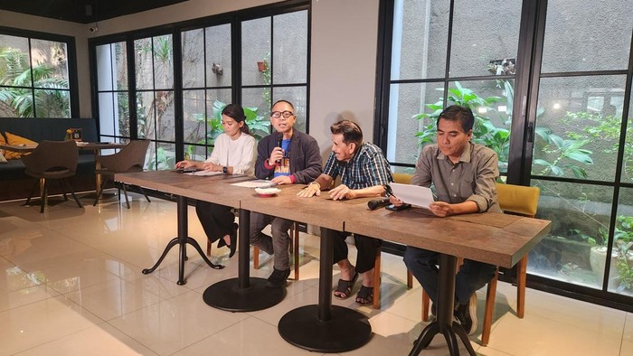 Alvon Kurnia Parma, pengacara yayasan sekolah di Jaksel tempat temuan senjata, saat konferensi pers