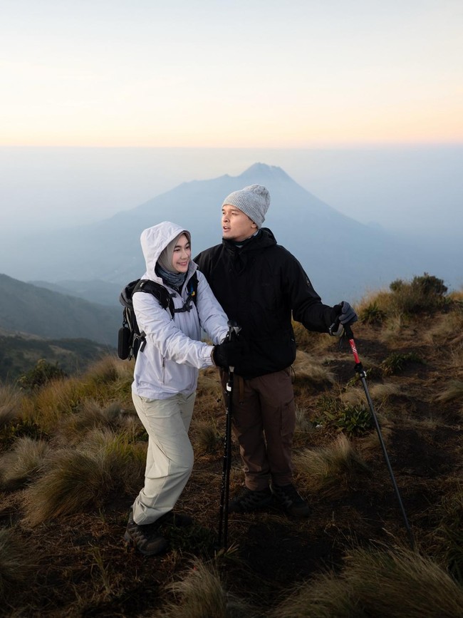 Anisa Rahma-Suami Naik Gunung Merbabu: Cerita Baru Pernikahan Kita