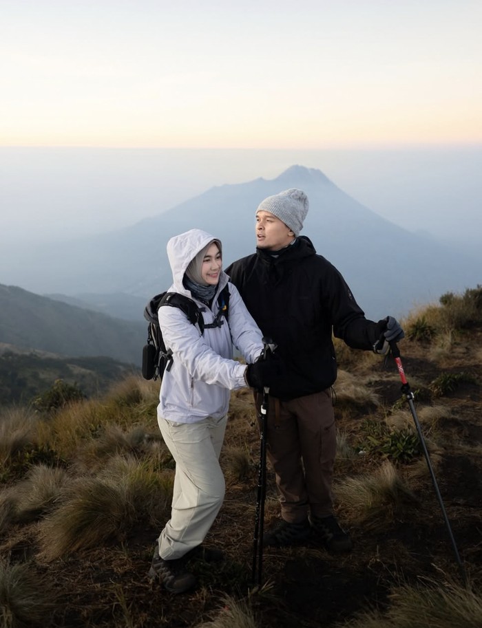 Anisa Rahma dan Suami Cicip Makanan Indonesia di Madinah