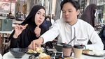 Anisa Rahma dan Suami Kulineran di Madinah, Cicip Makanan Indonesia
