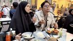 Anisa Rahma dan Suami Kulineran di Madinah, Cicip Makanan Indonesia