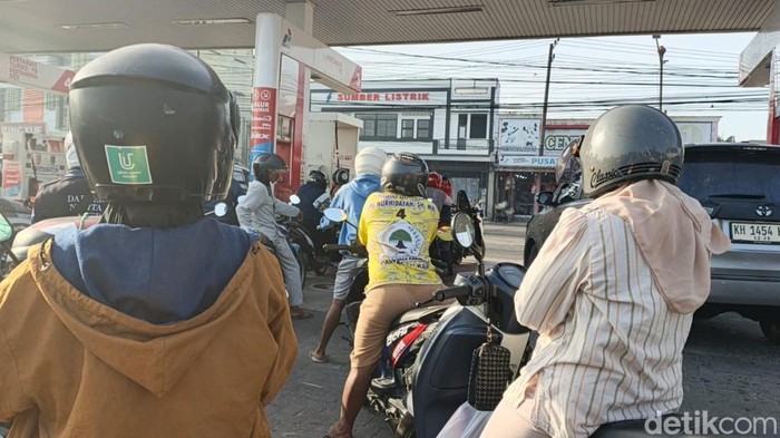Antrean BBM di SPBU Pakunagera Pangkalan Bun. (Sigit Pamungkas)