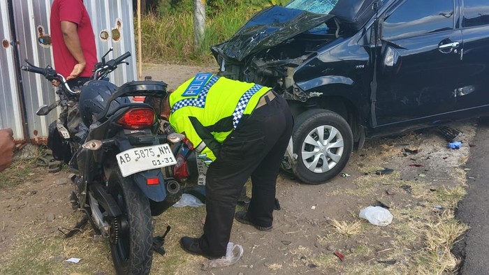 Penampakan mobil Avanza yang terlibat kecelakaan maut di Moyudan Sleman, Minggu (9/8).