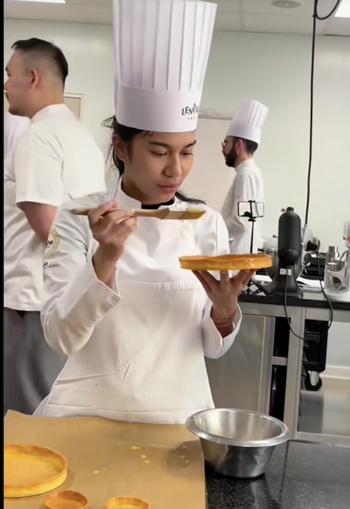 Azizah Salsha Ikut Kelas Baking di Sekolah Kuliner Legendaris Prancis