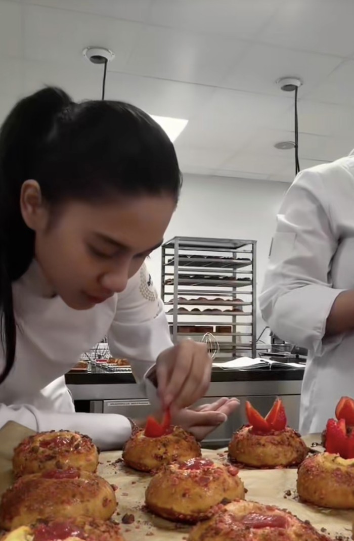 Azizah Salsha Ikut Kelas Baking di Sekolah Kuliner Legendaris Prancis