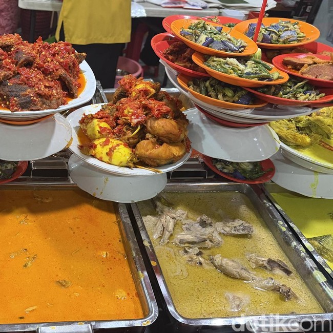 Puas! Ada Lebih 50 Menu Masakan Padang Hadir di RM Legendaris Benhil