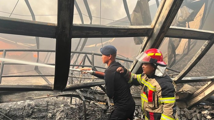 Brimob Polda Metro Jaya bantu tangani kebakaran gudang di Kosambi Tangerang (dok. istimewa)