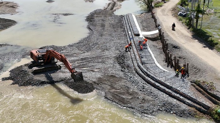 Foto udara sejumlah pekerja menyelesaikan pembangunan tanggul darurat atau tanggul pengaman tebing (bronjong) di Desa Pulo Teungoh, Kecamatan Pante Ceureumen, Aceh Barat, Aceh, Sabtu (8/8/2026). Pemerintah bersama PT Hutama Karya (Persero) terus berupaya melakukan pembangunan bronjong dan normalisasi sungai di daerah pedalaman Aceh Barat melalui proyek Tanggap Darurat Bencana Sumber Daya Air (TD SDA) sebagai bagian dari percepatan pemulihan infrastruktur pascabencana sekaligus untuk mengantisipasi erosi serta banjir susulan. ANTARA FOTO/Syifa Yulinnas/wsj.