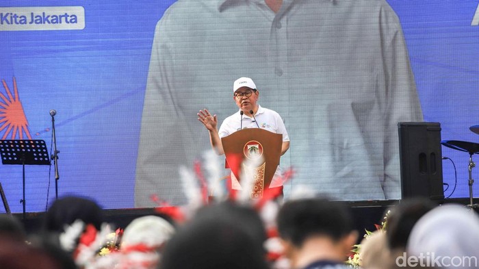 Gubernur DKI Jakarta Pramono Anung melakukan peresmian Call Center Dinas Perhubungan dan rute Transjakarta Bundaran Senayan-Ancol di CFD Bundaran HI, Jakarta, Minggu (9/8/2026).