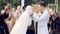 Mazaki Ahmad melakukan salah satu sunnah, yakni memegang bagian depan kepala (ubun-ubun) Dea setelah resmi menjadi suami-istri. Mazaki membaca doa serta memohon keberkahan dan kebaikan untuk istri dan rumah tangga yang akan mereka bina. Foto: Instagram Story @deaaannisa