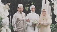 Dea Annisa memasuki lokasi akad nikah didampingi ibunda dan kakak, Reza. Foto: Instagram Story @deaaannisa
