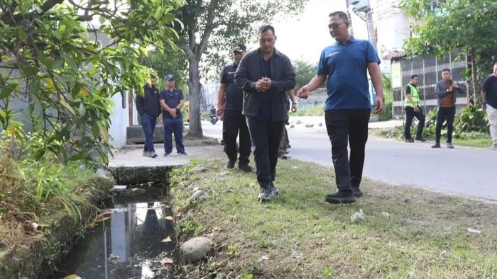 Drainase di depan rumah warga Jalan Taduan, Kecamatan Medan Tembung.