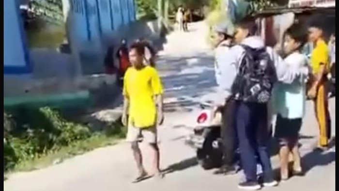 Dua kelompok pelajar SMP di Parepare bentrok menggunakan senjata tajam akibat kesalahpahaman.