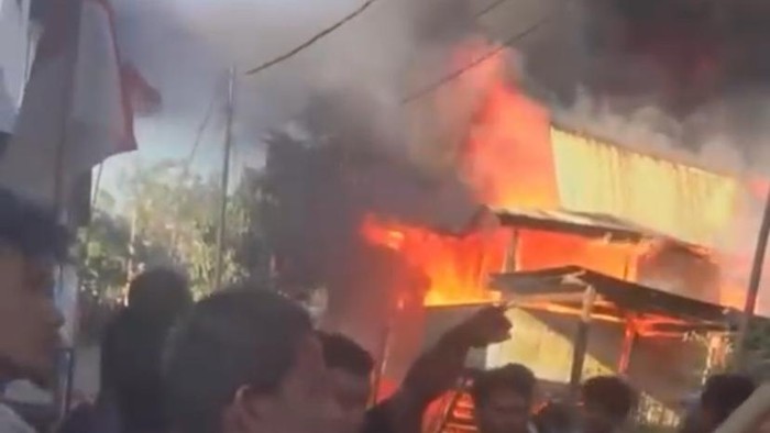 Dua rumah terbakar di Parepare, diduga akibat ledakan bola lampu.