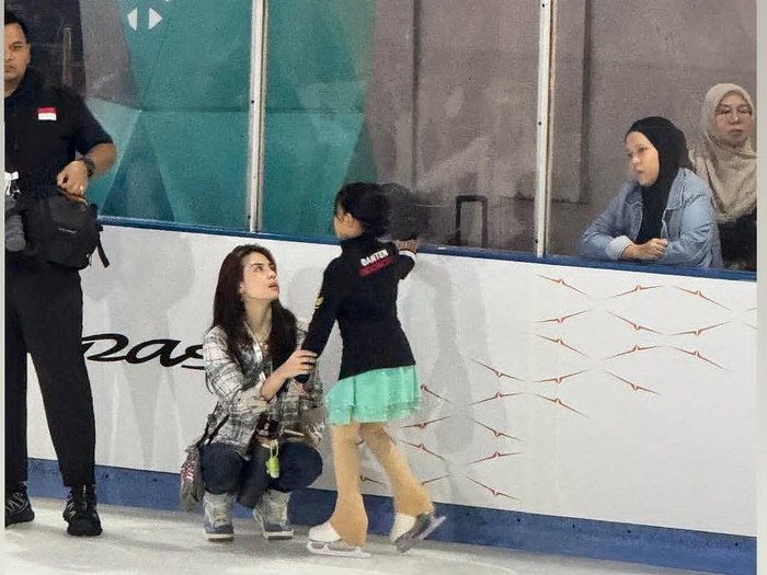 Sada anak Fitri Tropica ikut kejuaraan ice skating di Malaysia.