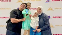Senyum semringah Fitri Tropica dan suami melihat keberhasilan putrinya yang baru menginjak usia 6 tahun itu. Foto: Instagram Story @fitrop