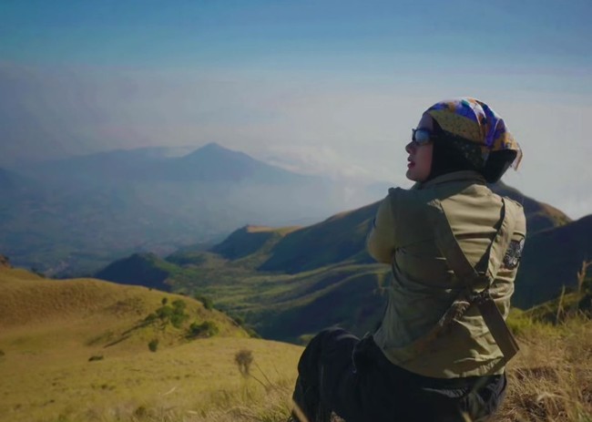Gaya hijab Dinda Hauw.