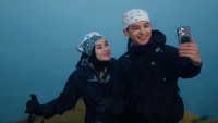 Inspirasi OOTD Naik Gunung Dinda Hauw: Modis dan Bebas Ribet saat Mendaki!