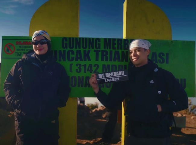 Gaya hijab Dinda Hauw.
