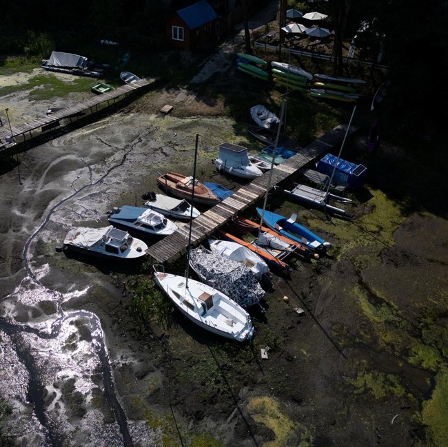 Gelombang Panas Keringkan Waduk Sulejow, Perahu Terjebak Lumpur