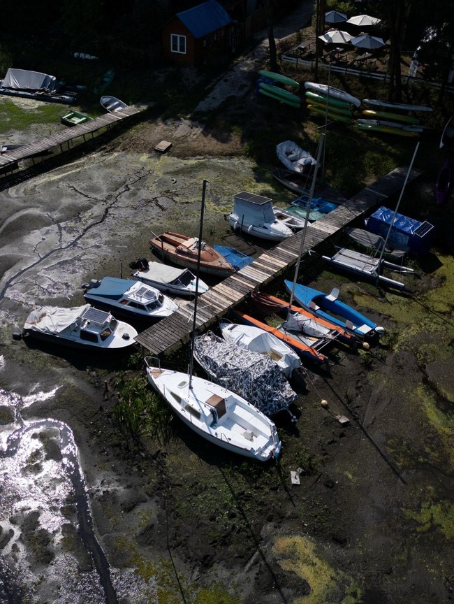 Gelombang Panas Keringkan Waduk Sulejow, Perahu Terjebak Lumpur
