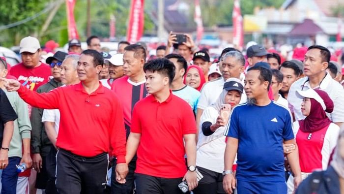 Gubernur Sulsel Andi Sudirman Sulaiman bersama Mentan RI Andi Amran Sulaiman mengikuti jalan sehat di Bone.