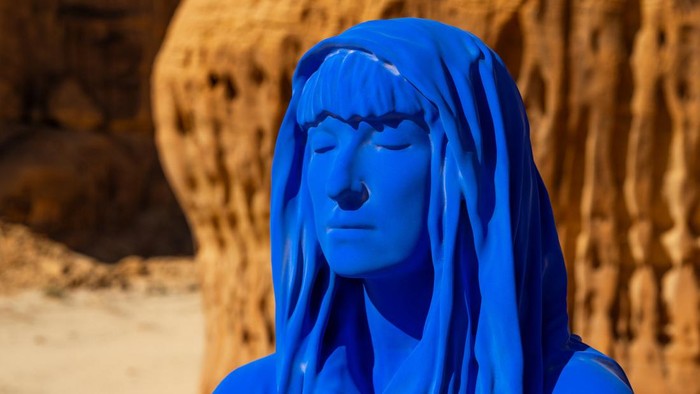 Instalasi seni NAJMA, patung biru karya seniman Amerika Serikat Lita Albuquerque yang dipamerkan di Desert X AlUla pada 2020.