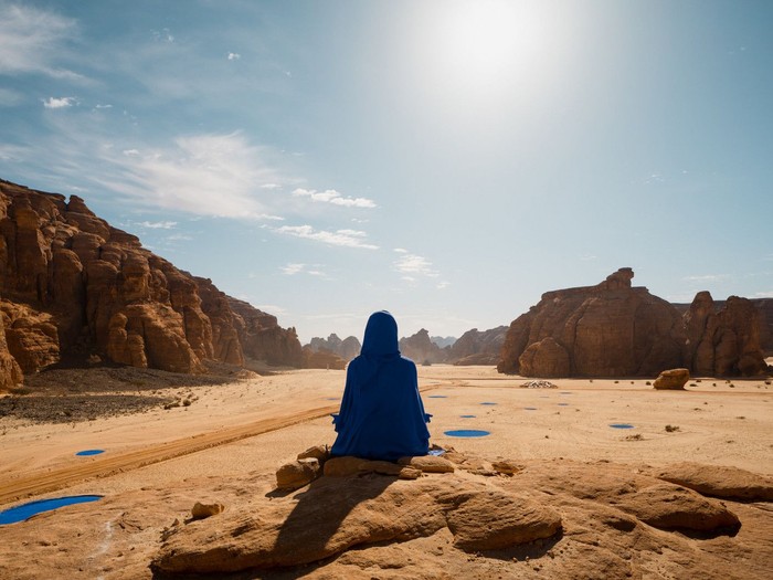 Instalasi seni NAJMA, patung biru karya seniman Amerika Serikat Lita Albuquerque yang dipamerkan di Desert X AlUla pada 2020.