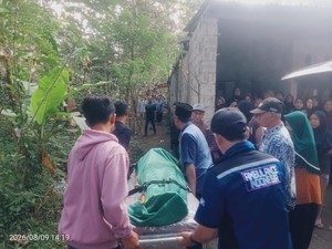 Isak Tangis Sambut Jenazah Korban Penusukan Suami di Banyuwangi